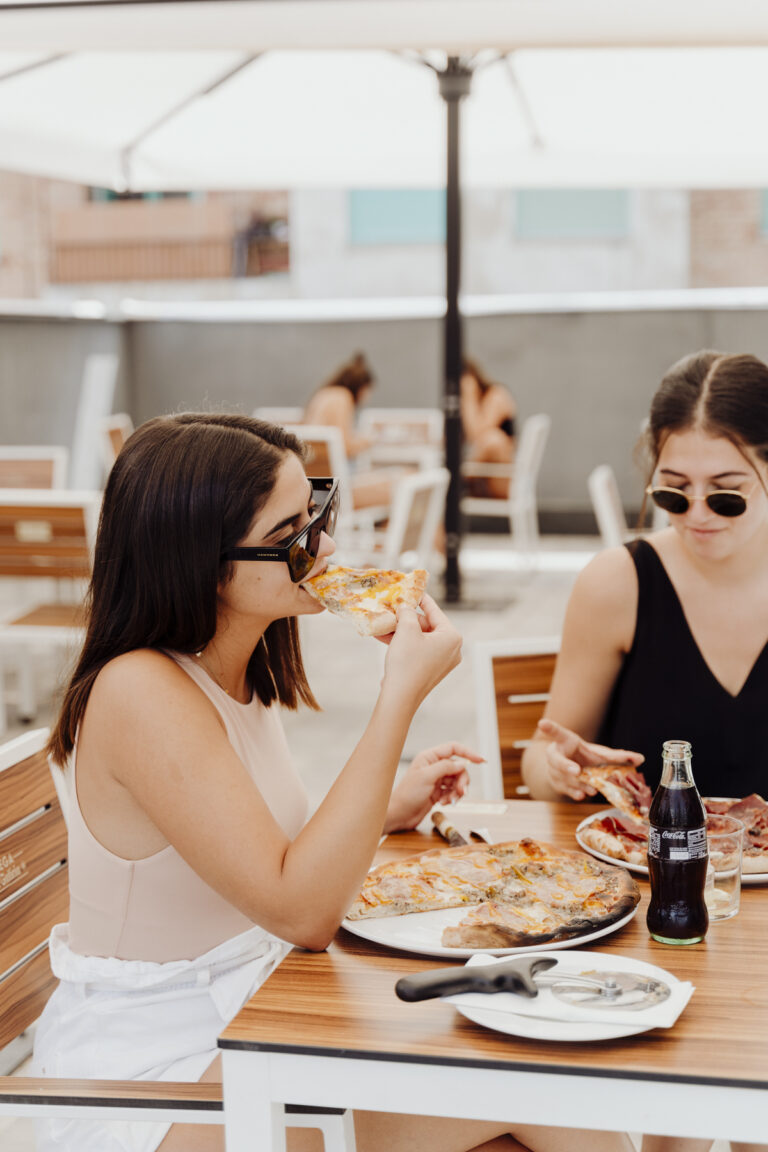 Comiendo Pizza